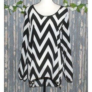 Studio Y Ladies Blouse M Black & White Chevron Open Back HI-Low Long Sleeve
